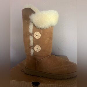 UGG boot AUS with buttons. Minimal wear